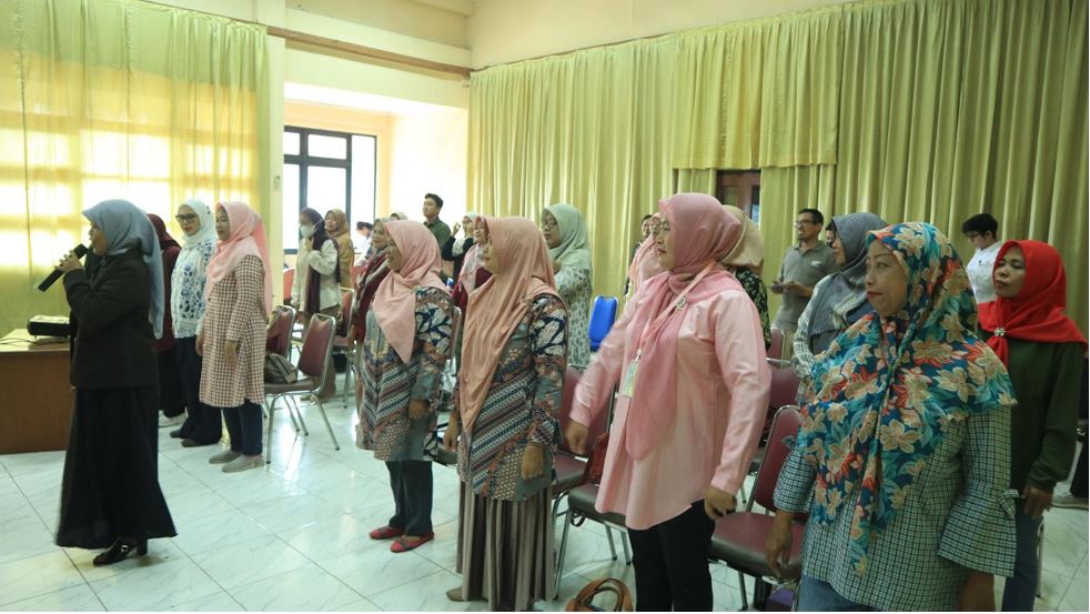 Penguatan Kompetensi Komunikasi Verbal dan Non Verbal Melalui Pelatihan Public Speaking bagi Anggota PKK  RW 02 Kelurahan Cibubur