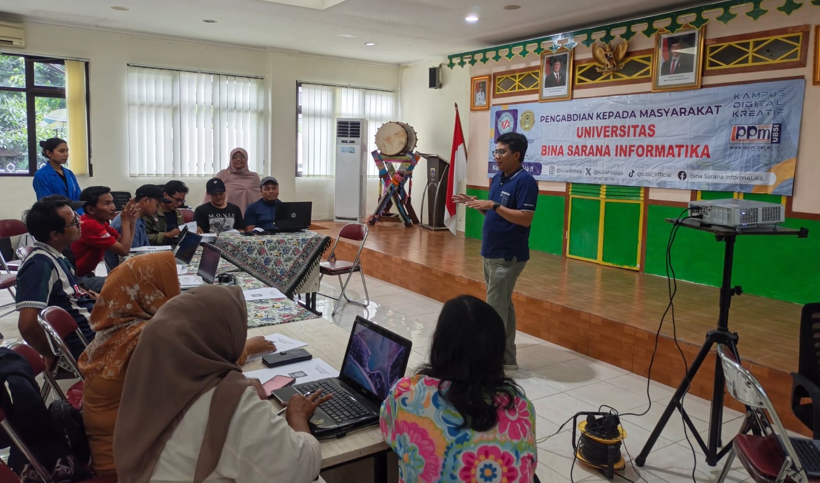 Peningkatan Kemampuan Pembuatan Surat Menyurat dan Laporan Kegiatan PPSU Kelurahan Bambu Apus dengan Microsoft Word
