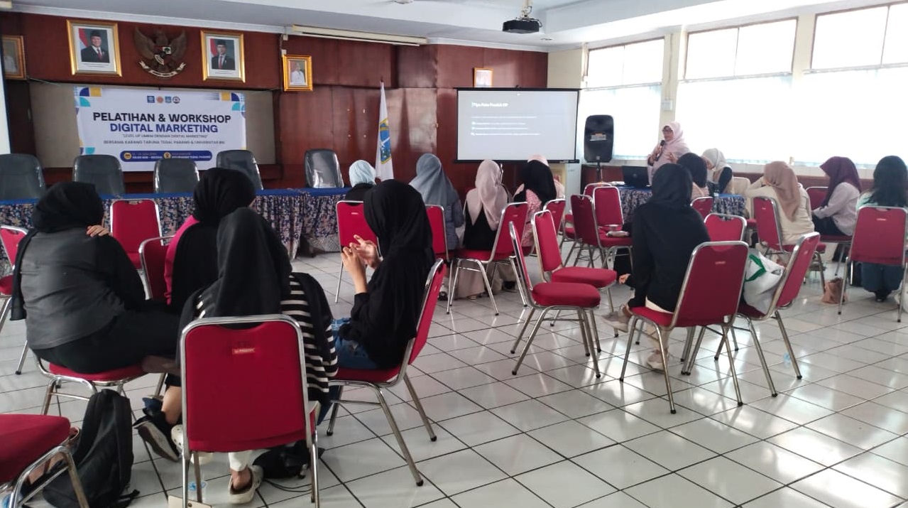Pelatihan Website Berbasis AI untuk Memperkuat Karang Taruna Memasuki Era Digital di RW 04 Tegal Parang