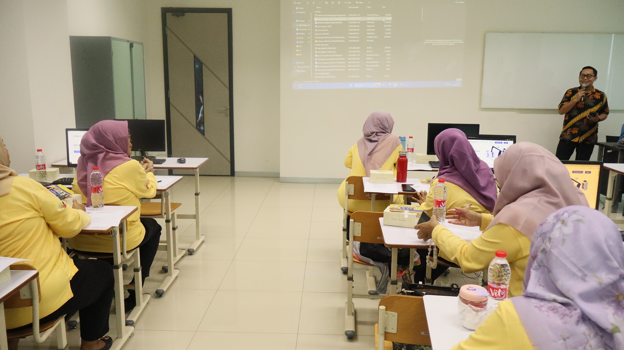 Tim PkM UBSI Tingkatkan Literasi Digital Anggota PKK Melalui Pelatihan Canva untuk Mendukung Promosi UMKM dan Transformasi Digital