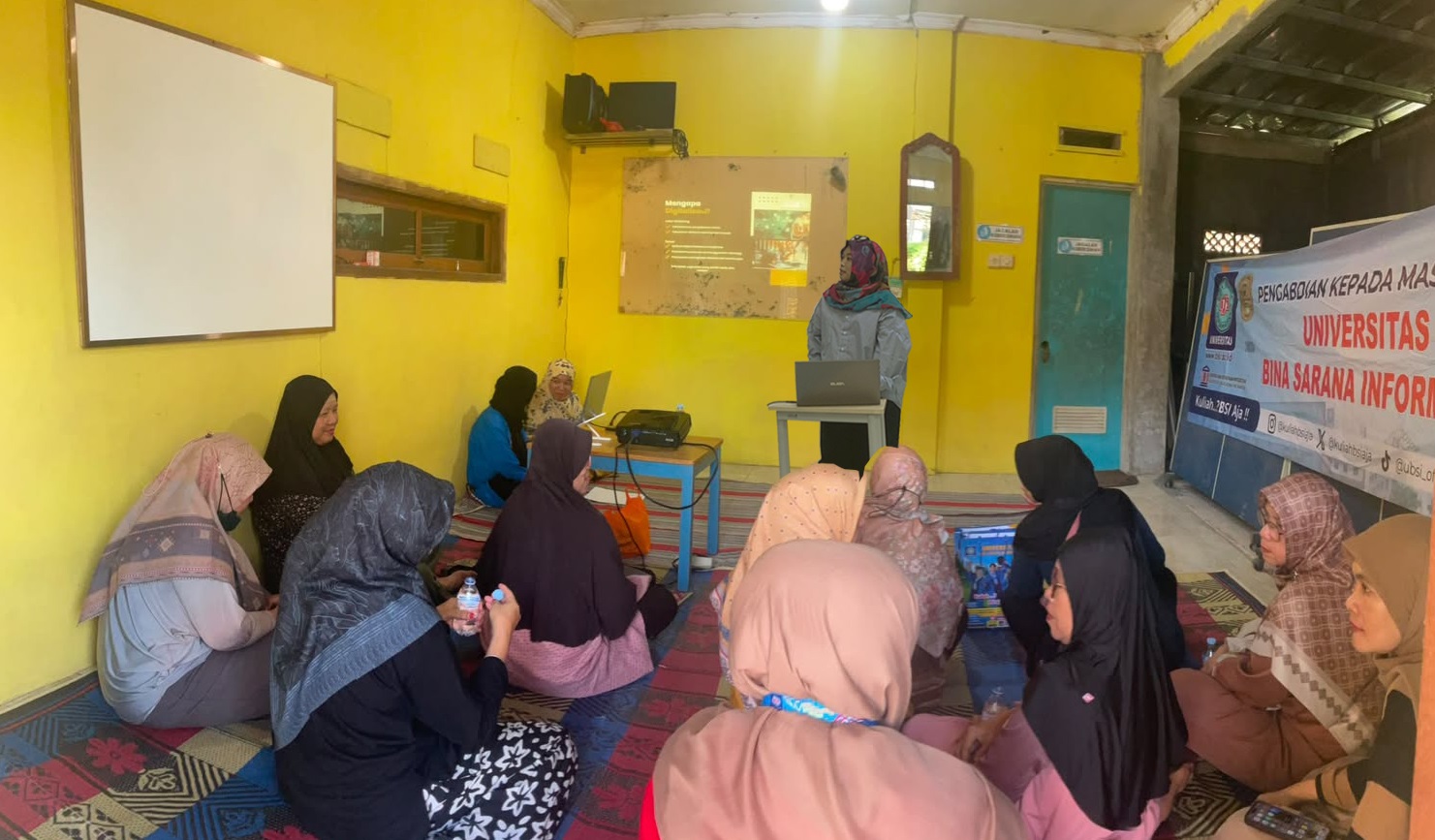 Pelatihan Pemanfaatan Media Sosial Menggunakan Canva Untuk Meningkatkan Kompetensi Kader PKK RT 003 RW 03 Kabupaten Bekasi