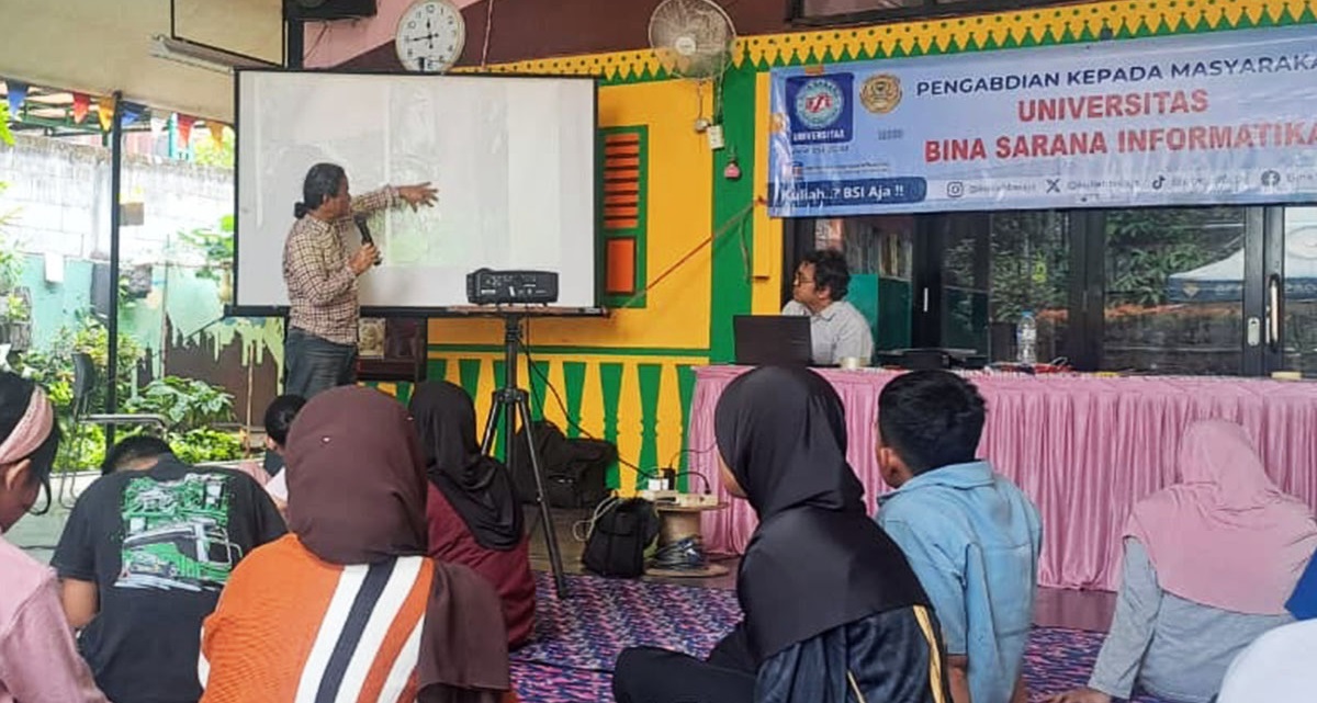 Dosen UBSI Ajak Anak-Anak Berkarya Menggunakan Gawai Lewat Pelatihan Fotografi di RPTRA Malinjo